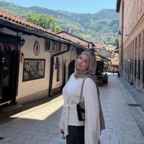 Meryem, Babysitter in Warrington
