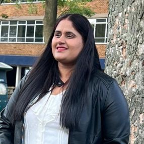 Maninder, Babysitter in Oldbury