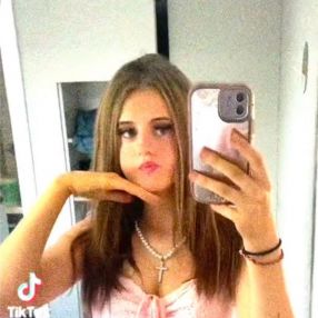 Chloe, Babysitter in Navan