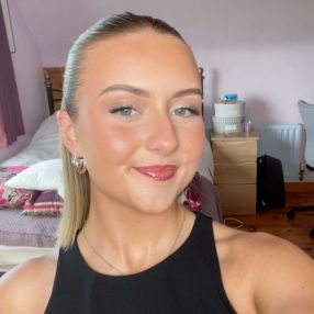 Eilish, Babysitter in Carrigaline