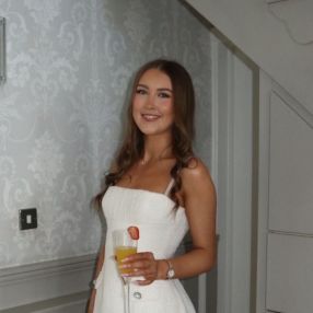 Abi, Babysitter in Navan