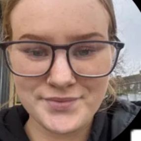 Amber, Babysitter in Gorey