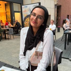 Aamna, Babysitter in Navan