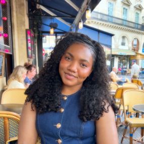 Moesha, Babysitter in Fingal