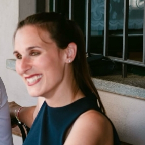 Giulia, Babysitter a Alba
