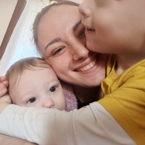 Alice, Babysitter a Cona