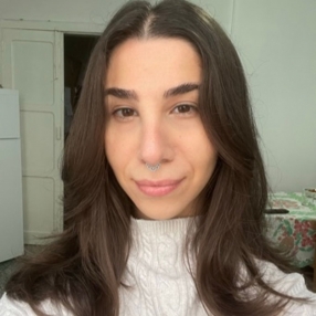 Elvira, Babysitter a Ferrara