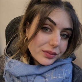 Aurora, Babysitter a Asola