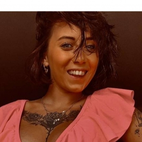 Laura, Babysitter a Bra