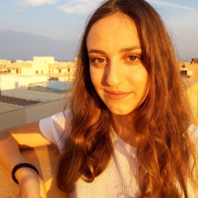 Angela, Babysitter a Monopoli