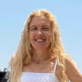Clara, Babysitter in Almé