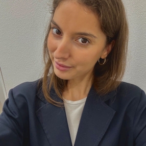 Adelina, Babysitter a Bedizzole