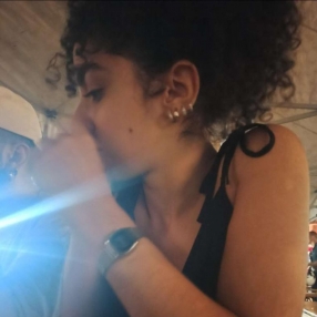 Amira, Babysitter a Caprara