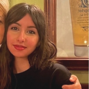 Alessia, Babysitter a Elmas