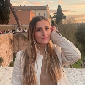Ester Miriam, Babysitter a Olbia