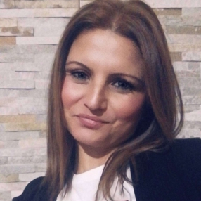 Manuela, Babysitter a Assemini
