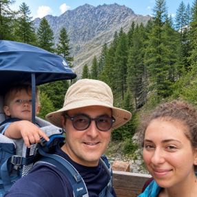 Asja, Famiglia a Genova