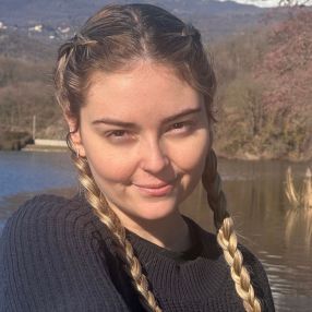 Tandara, Babysitter a Trecate