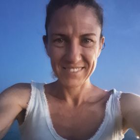 Gloria, Babysitter a Paese