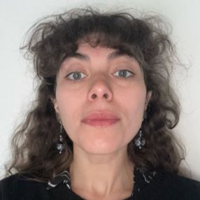 Júlia, Babysitter in Comun nuovo