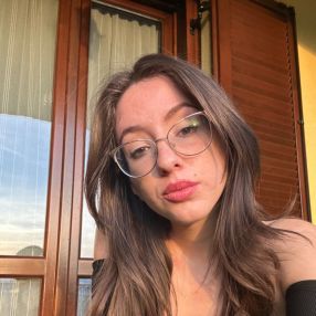 Maela, Babysitter a La Loggia