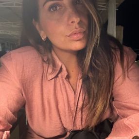 Mena, Babysitter a Nola