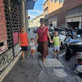 Lara, Famiglia a Trieste