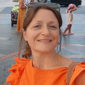 Lara, Babysitter a Recale