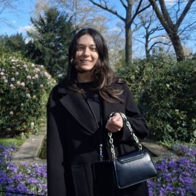 Gloria, Babysitter a Cretarola