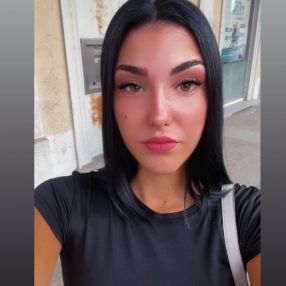 Sharon, Babysitter a Dorno