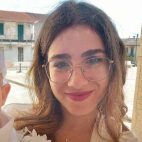 Ester, Babysitter a Marina di Davoli