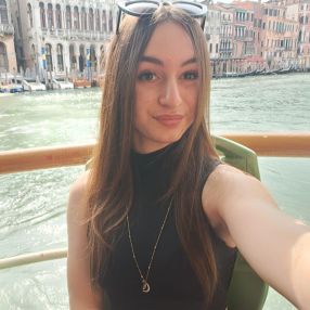 Briana, Babysitter a Pistrino