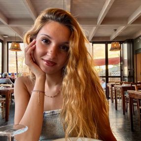 Sara, Babysitter a Cardano Al Campo