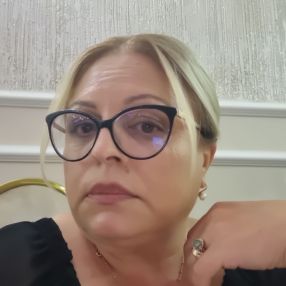 Mihaela, Babysitter a Mede