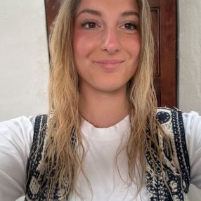 Jacqueline, Babysitter a Collebeato