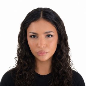 Morena, Babysitter a Parabita