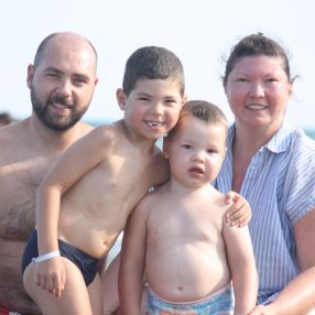 Silvia, Family in Arona
