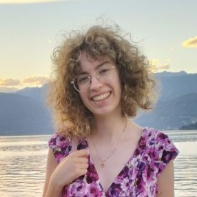 Aurora, Babysitter a Arona