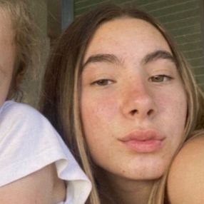 Lara, Babysitter a Castronno