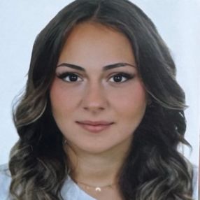 Cassandra, Babysitter a Canzo