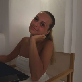 Rachele, Babysitter a Massa e Cozzile