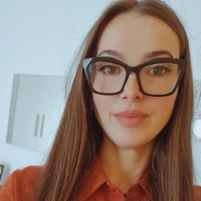 Armela, Babysitter in Urbania
