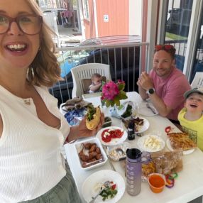 Denise, Famiglia a Cologno Monzese