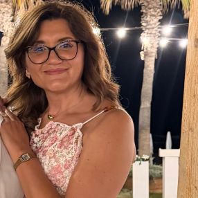 Mena, Babysitter a Casandrino