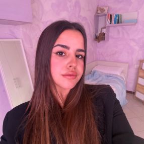 Giulia, Babysitter a Follo