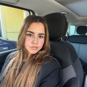 Giulia, Babysitter a Follo