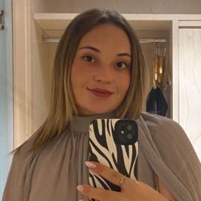 Gloria, Babysitter a Paese