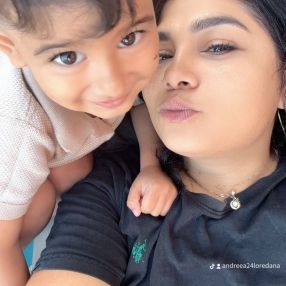 Andreea, Babysitter a Broni