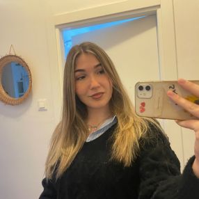 Sara, Babysitter a Egna