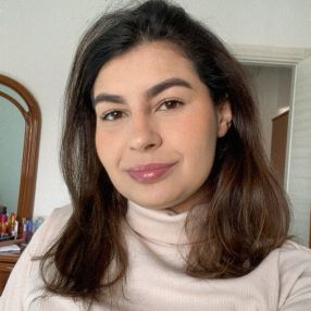Yasmin, Babysitter a Senorbì